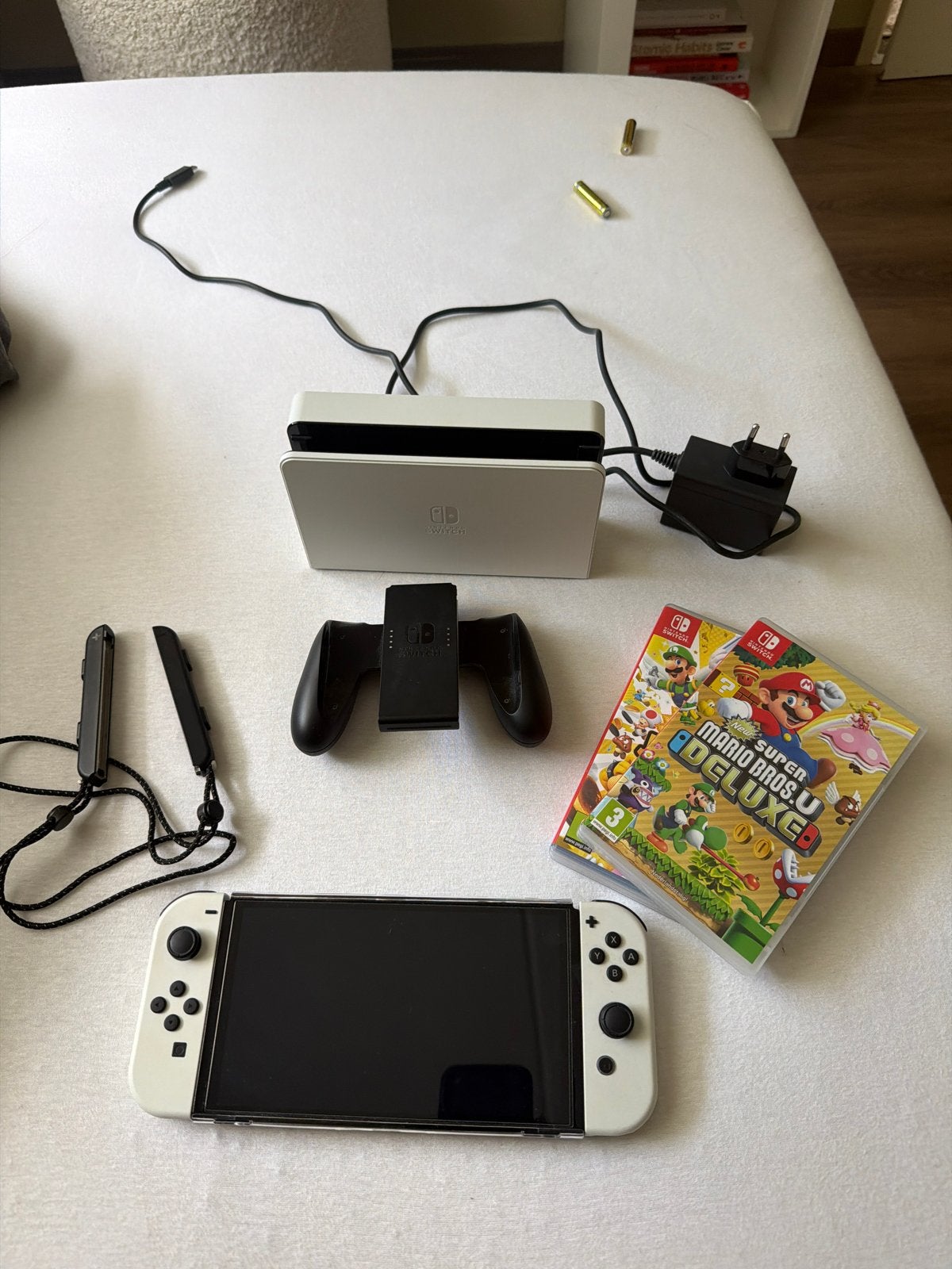 Nintendo Switch OLED met toebehoren en 2 Super Mario games