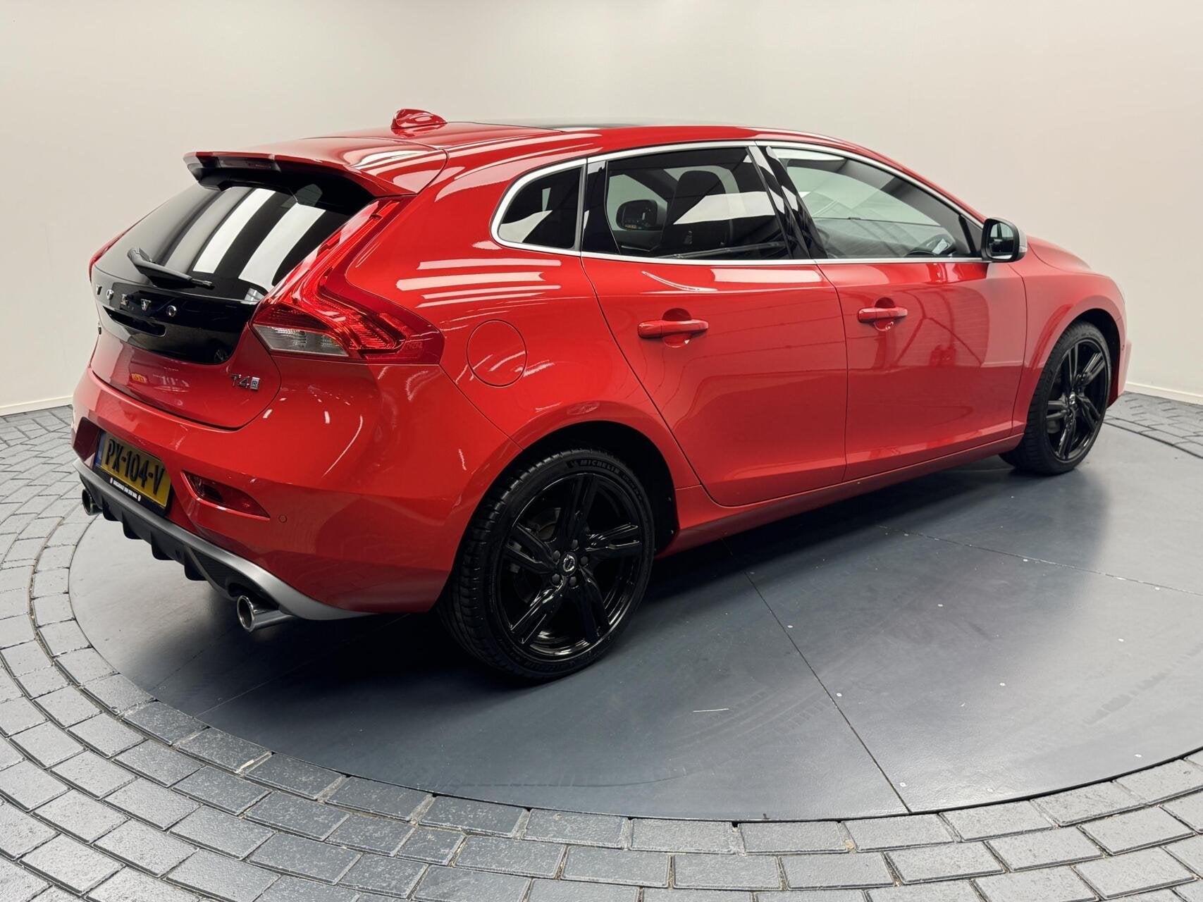 Volvo V40 2.0i T4 R-Design Navigatie-Cr.contr-Clima-Camera-P, Voorwielaandrijving, Gebruikt, Bedrijf, Handgeschakeld