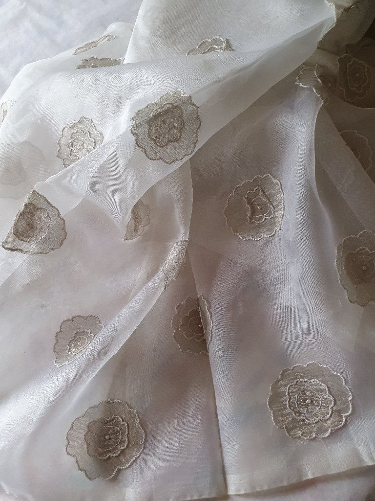 Organza zijde off white  met bloemen en parels, Overige materialen, Wit, Ophalen of Verzenden, 30 tot 120 cm