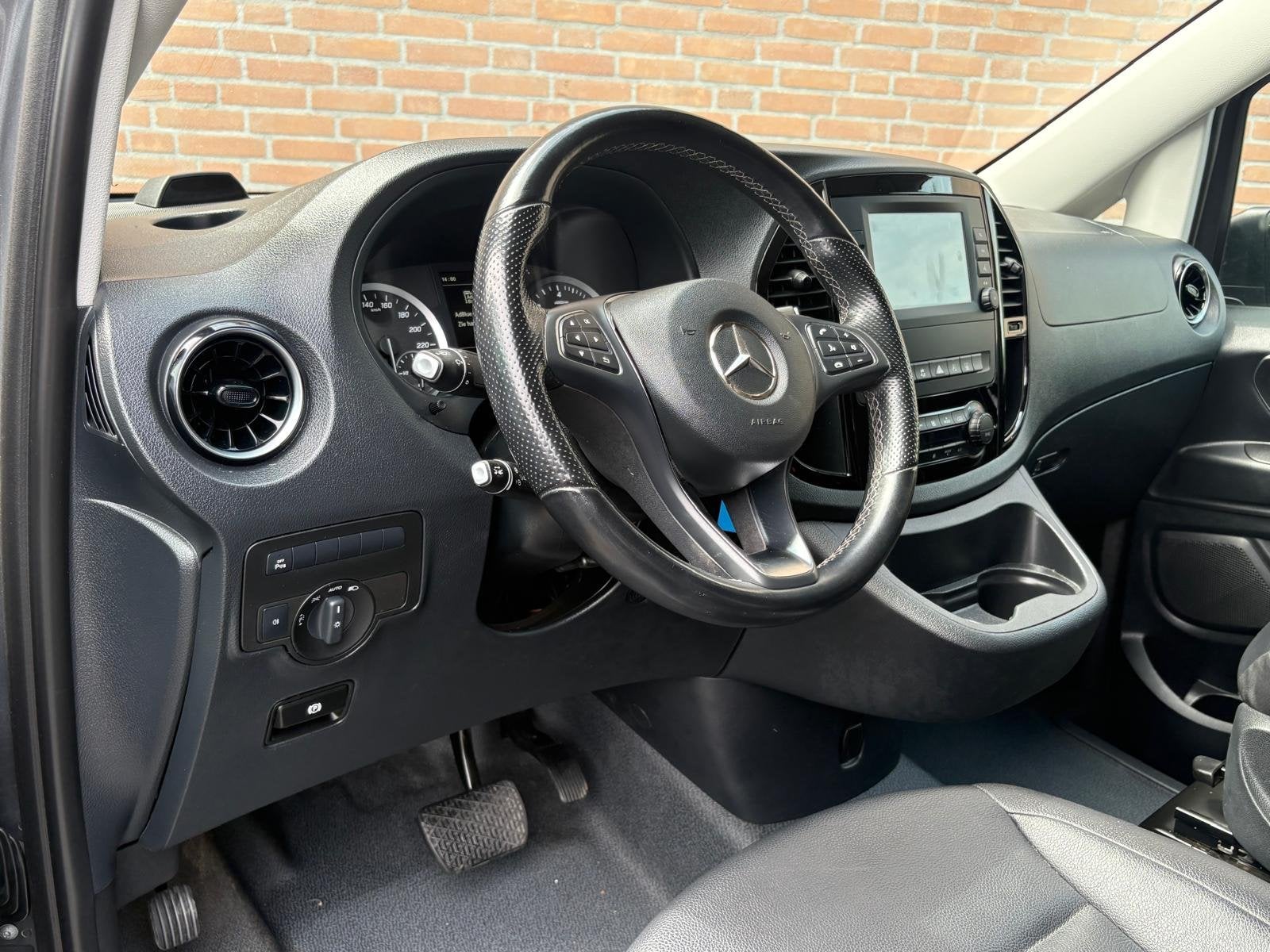 Mercedes-Benz Vito 119CDI 190PK XL 9G-Tronic / Led / Leer /, Auto's, Achterwielaandrijving, Gebruikt, Met garantie (alle), 2500 kg