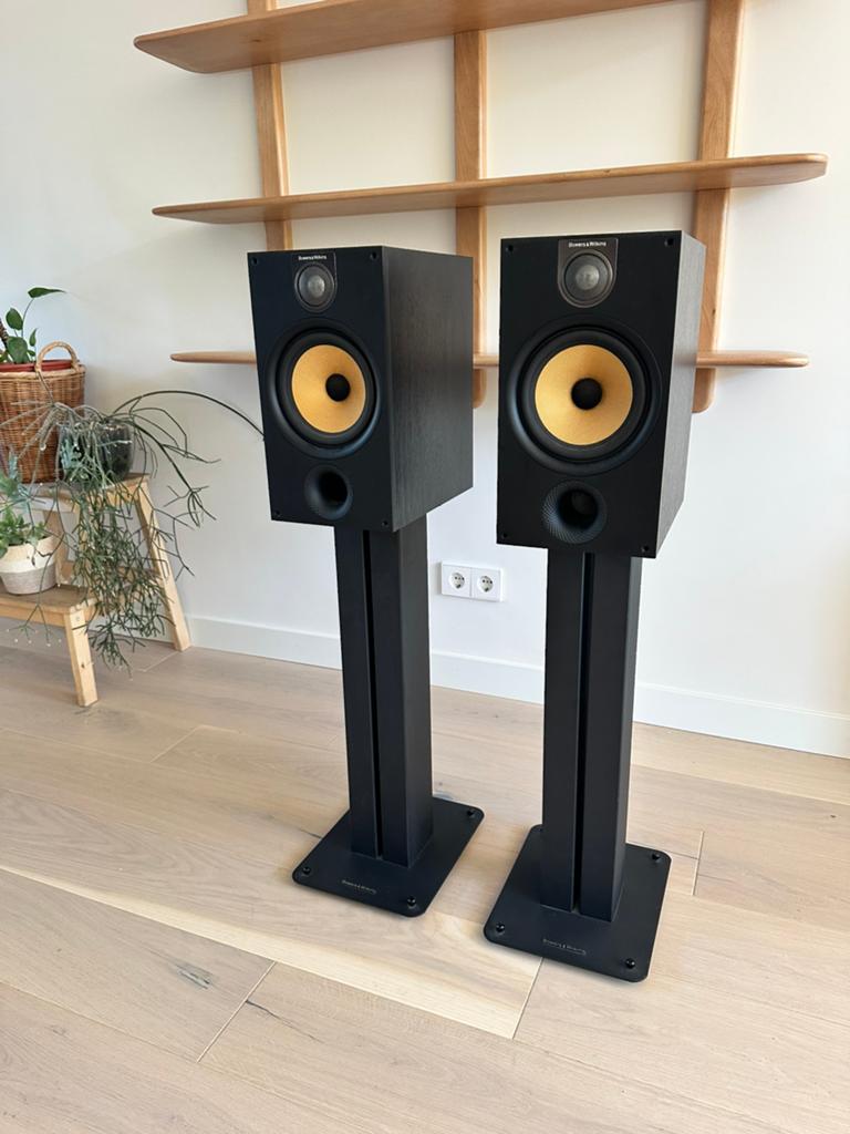 Bowers & Wilkins 686 S2 luidsprekers met FS-600 standaarden, Ophalen of Verzenden, Zo goed als nieuw, Bowers & Wilkins (B&W), 120 watt of meer