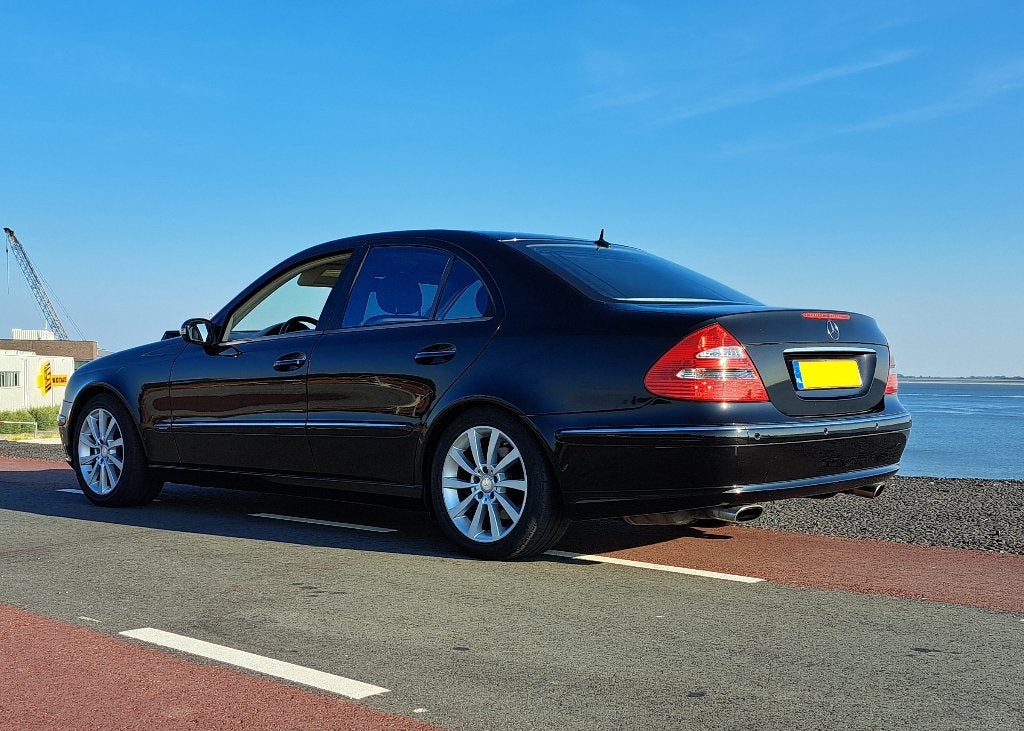 Mercedes E500 Diep Zwart 2004 (per 27 juli), Auto's, Automaat, Achterwielaandrijving, Zwart, Leder