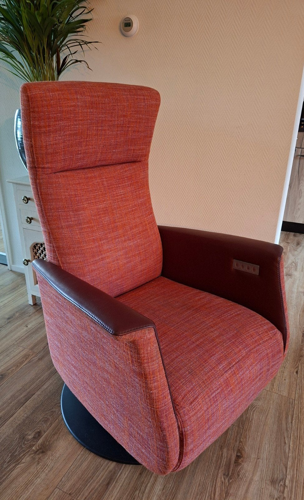 Zeer nette en goedwerkende sta-op stoel *zeer netjes*, Huis en Inrichting, Fauteuils, Ophalen, Zo goed als nieuw, Minder dan 75 cm