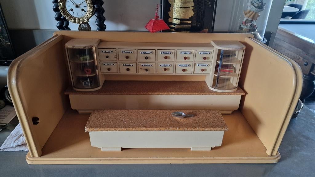Antieke poppenhuis winkel, Ophalen