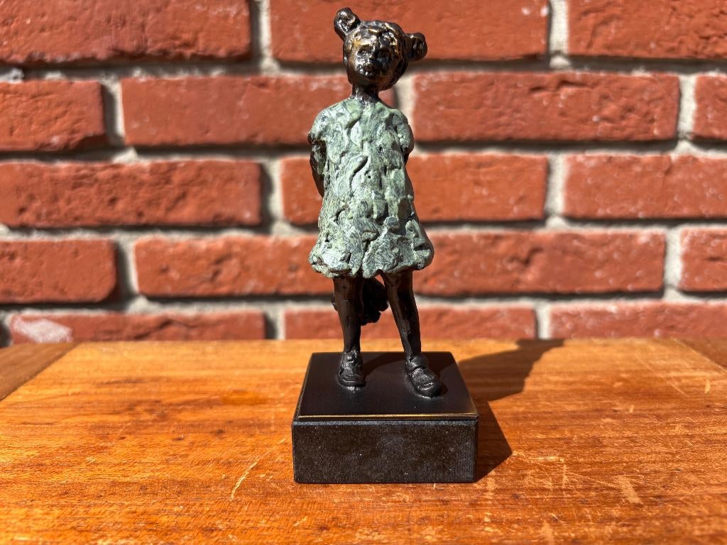 Bronzen beeldje zeg het met bloemen. Artihove., Overige onderwerpen, Minder dan 20 cm, Ophalen of Verzenden, Brons