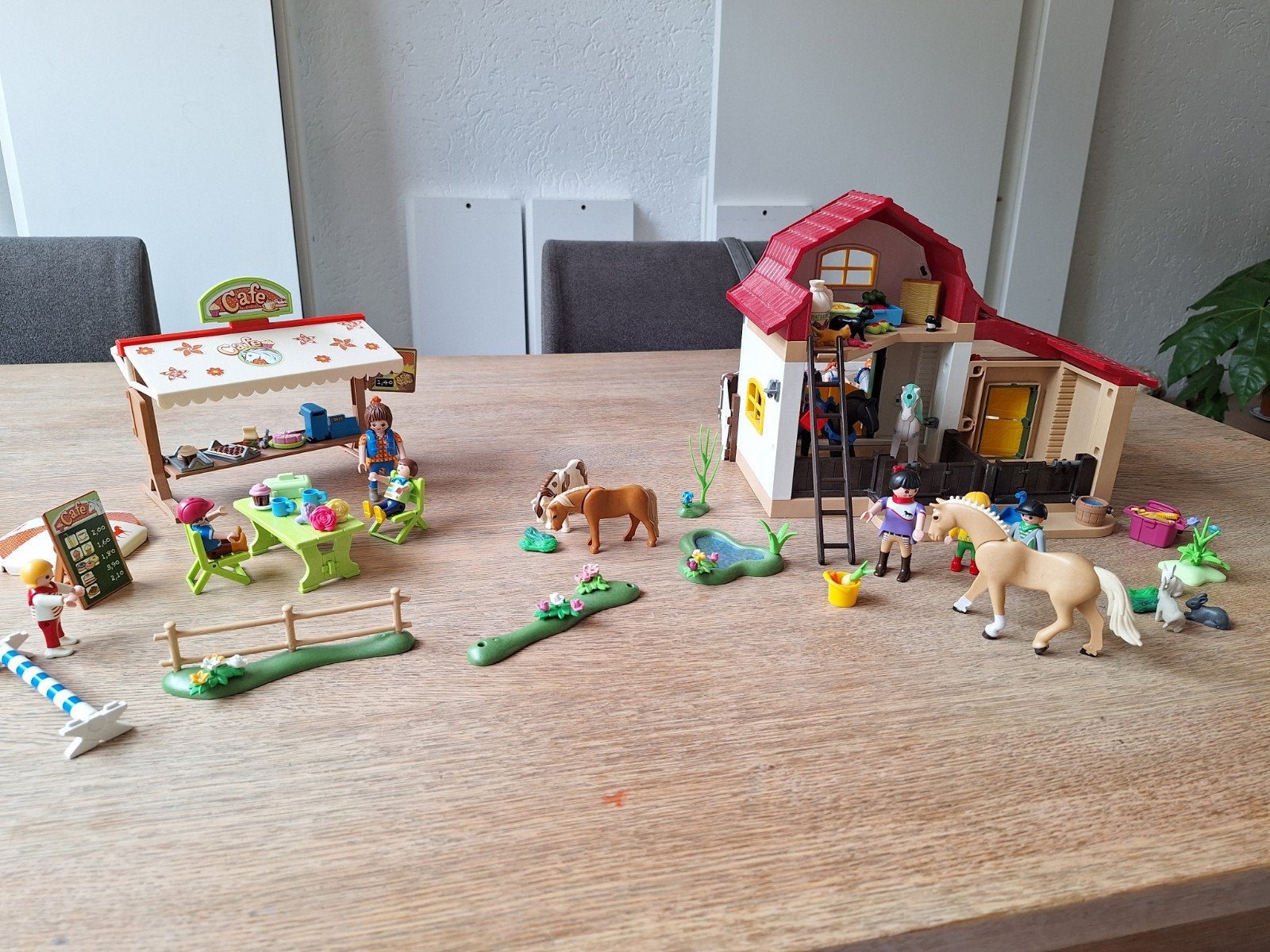 Playmobil paardenstal met pony café en veel accessoires, Ophalen of Verzenden, Gebruikt