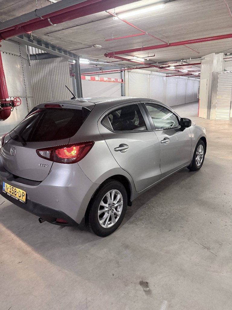 Foto 4 van Mazda 2 1.5 Skyactiv-g 90PK AUTOMAAT 2015 Grijs