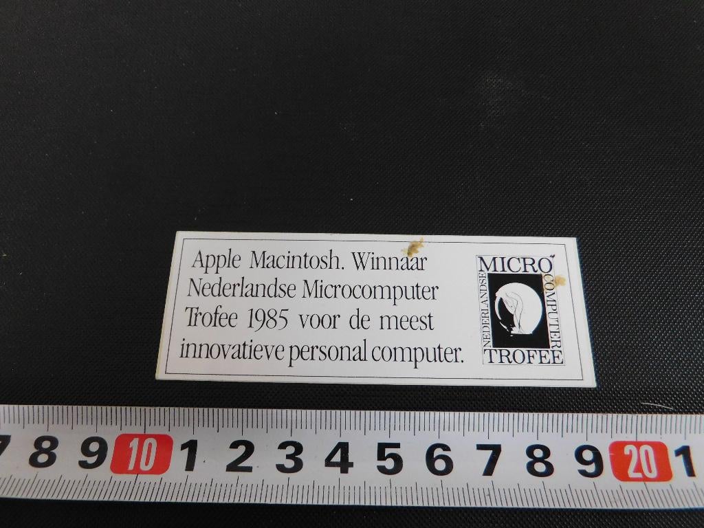 sticker APPLE MACINTOSH Nederlandse Microcomputer 1985, Verzamelen, Stickers, Ophalen, Zo goed als nieuw