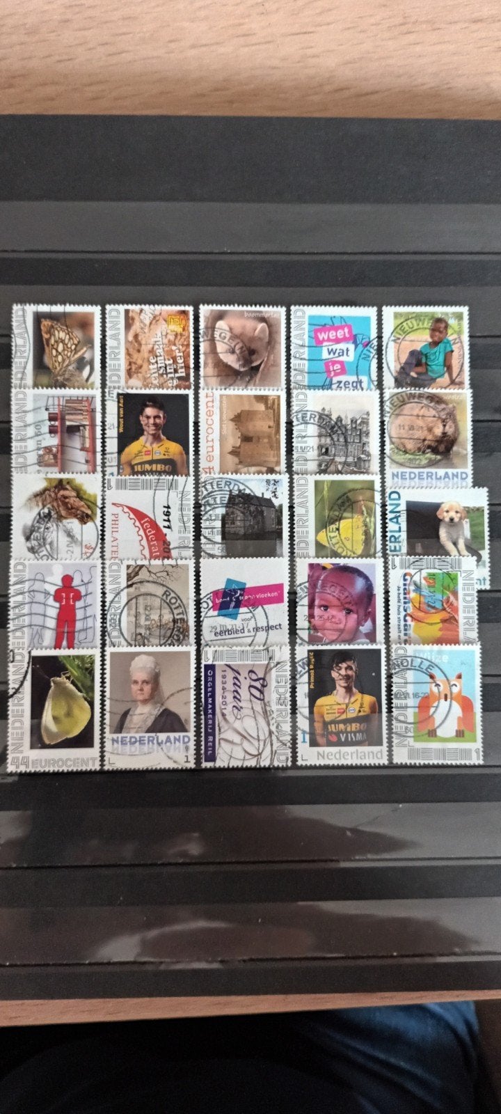 PRACHTIGE KAVEL MET 25 GESTEMPELDE PERSOONLIJKE ZEGELS, Ophalen of Verzenden