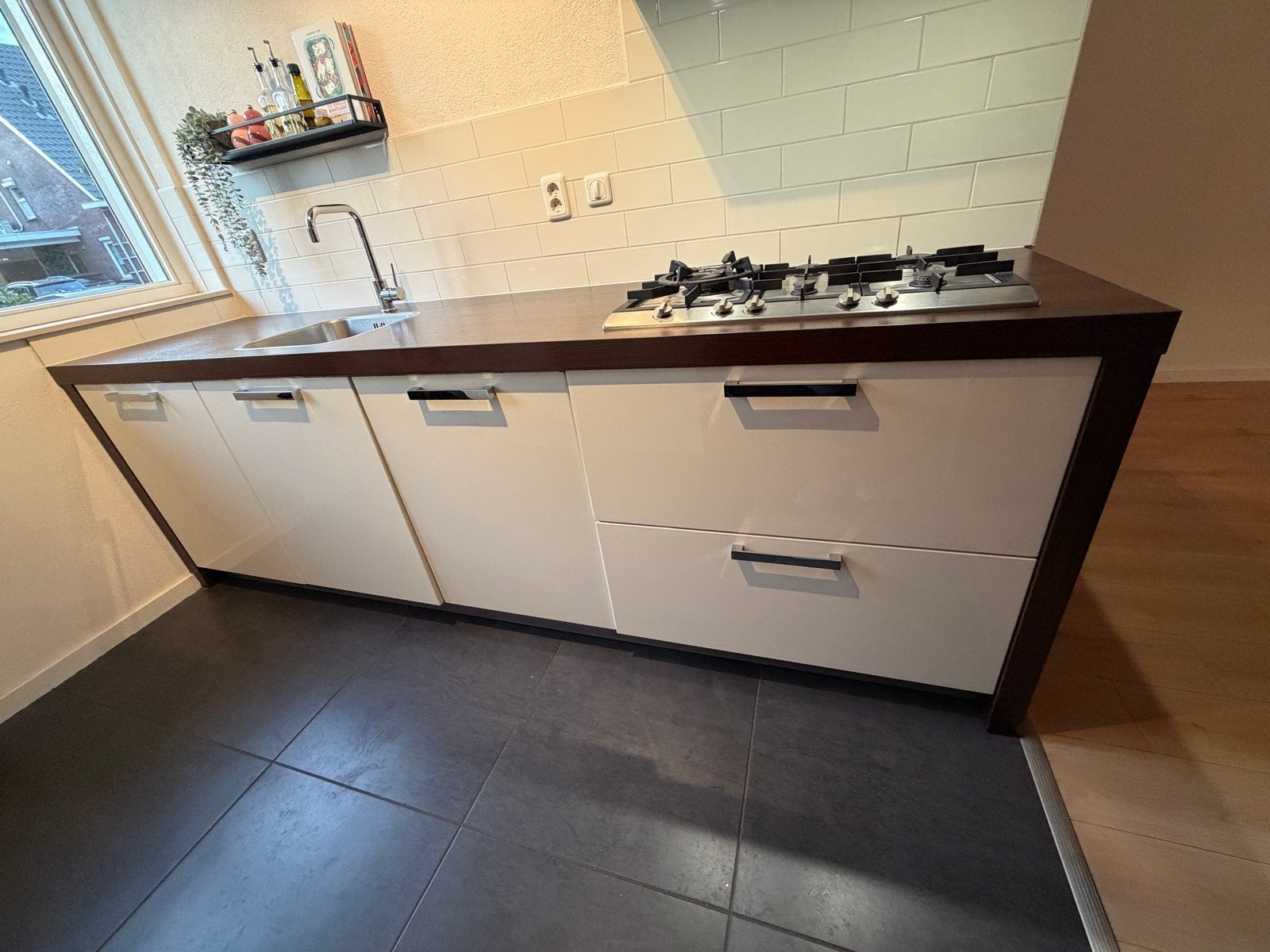 hooglangs witte keuken met donkerbruin werkblad, Ophalen, Gebruikt, Wit, Enkelwandige keuken