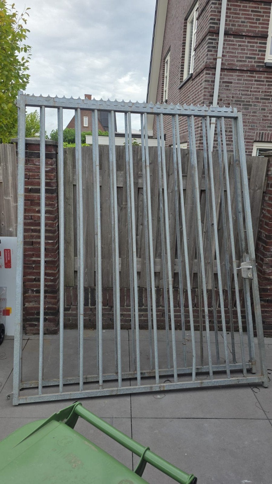 Stevig ijzeren spijlenhekwerk met poort, Ophalen, Met poort, Gebruikt, Spijlenhekwerk