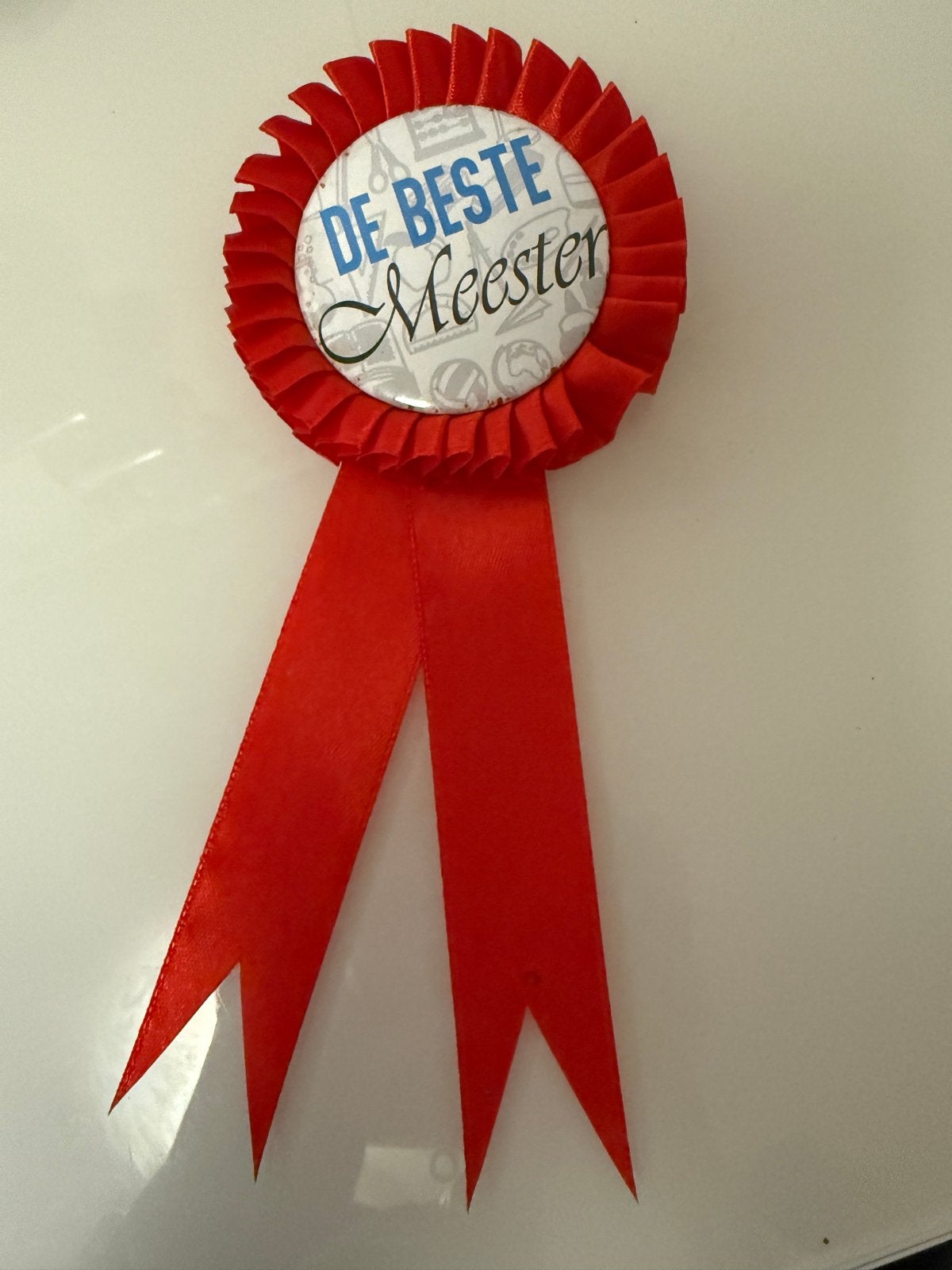 Rozet 'De Beste Meester' - Perfect cadeau!, Hobby en Vrije tijd, Ophalen of Verzenden, Nieuw, Feestartikel, Verjaardag