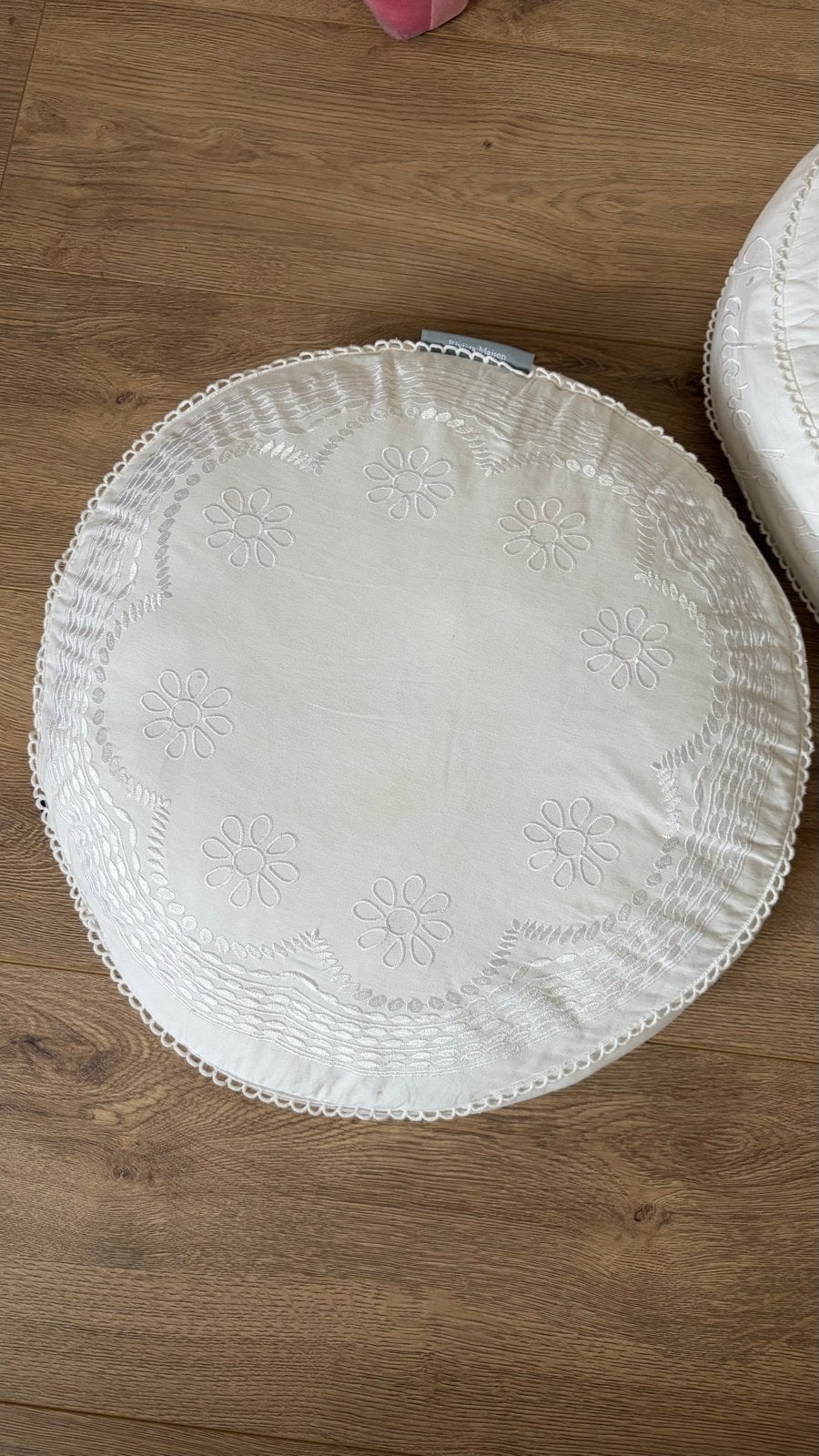 2x Riviera Maison Broderie Kussens Wit - Nieuwstaat, Wit, Rond, Nieuw, Ophalen of Verzenden