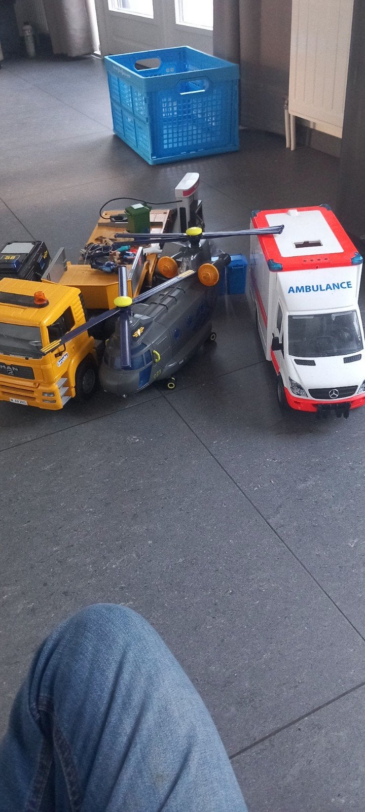 voertuigen: vrachtwagen, ambulance, helikopter, Ophalen of Verzenden, Gebruikt