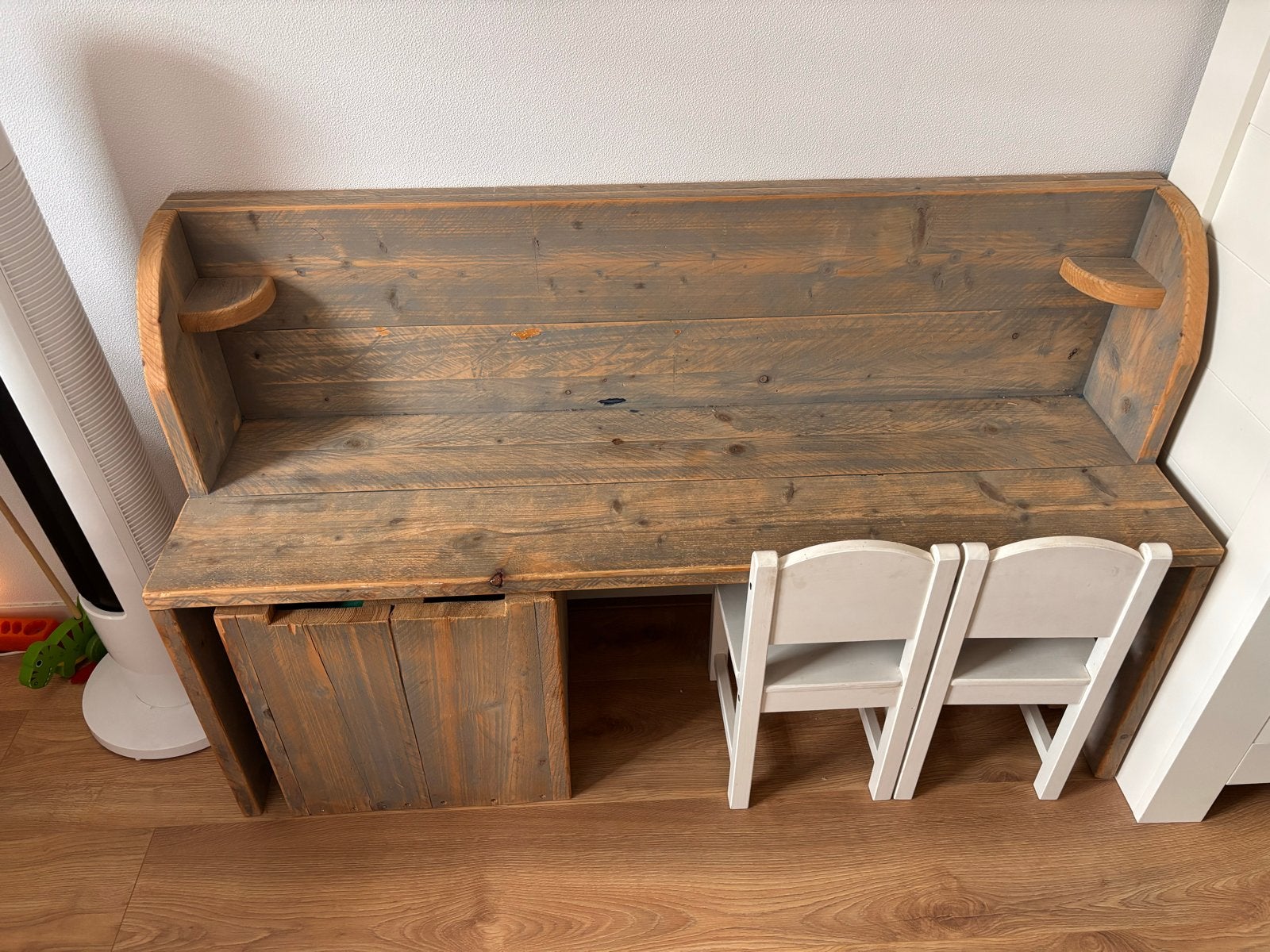 Steigerhouten kinderbureau met opbergbak en 2 stoeltjes, Kinderen en Baby's, Kinderkamer | Tafels en Stoelen, Ophalen, Gebruikt