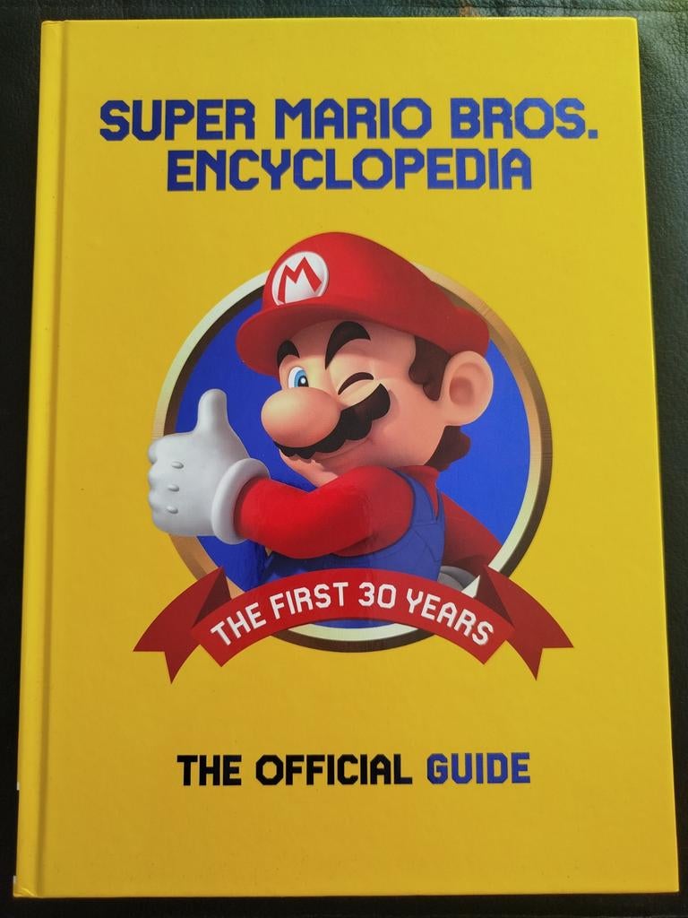 SUPER MARIO BROS ENCYCLOPEDIA NINTENDO HARDCOVER OFFICIAL, Spelcomputers en Games, Games | Overige, Zo goed als nieuw, Ophalen of Verzenden