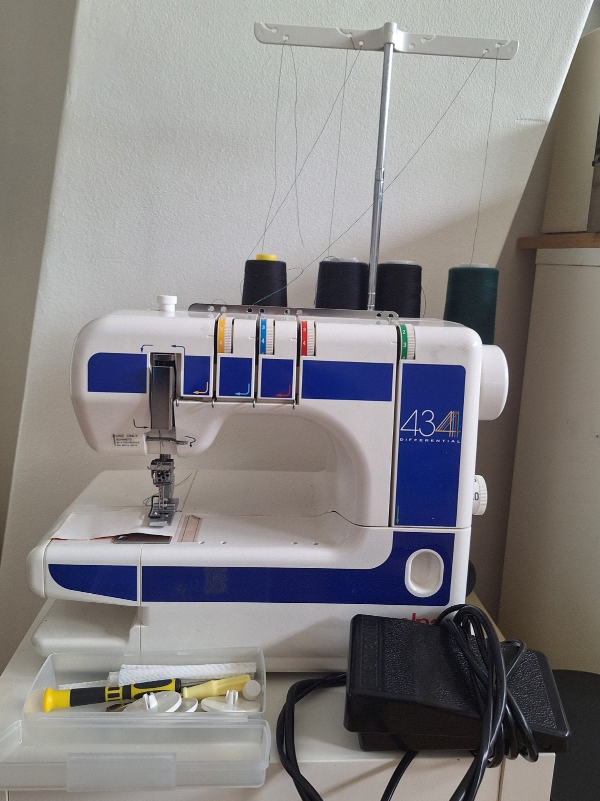 Elna 434D coverlockmachine  met handleiding en accessoires, Ophalen, Gebruikt, Lockmachine, Overige merken