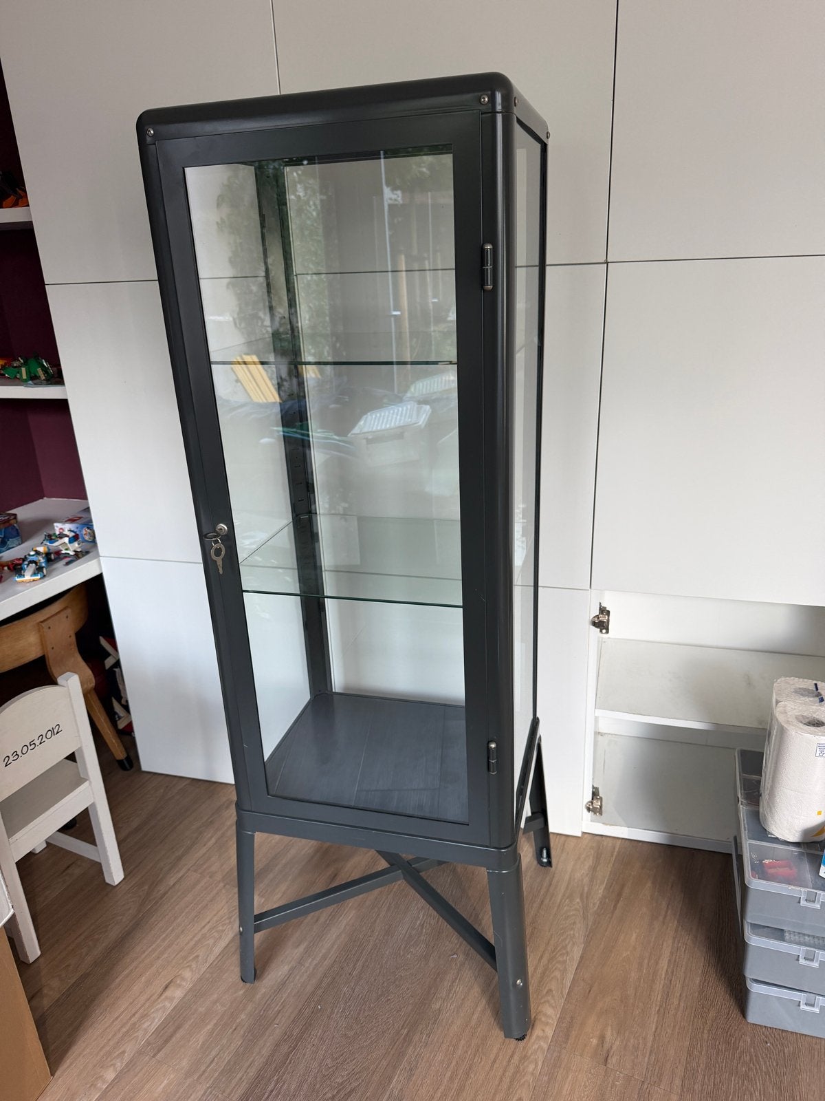 IKEA Fabrikör Vitrinekast - Grijs met Glazen Planken, Ophalen, 50 tot 100 cm, 150 tot 200 cm, 25 tot 50 cm