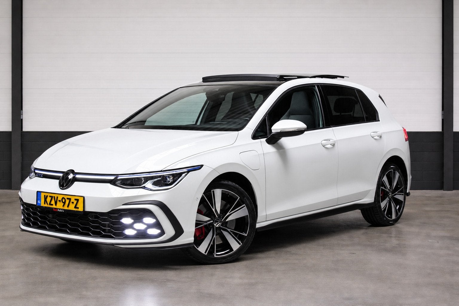 Volkswagen Golf 1.4 eHybrid GTE l Pano l Camera l Sfeerverl, Auto's, Gebruikt, 4 cilinders, Met garantie (alle), Wit