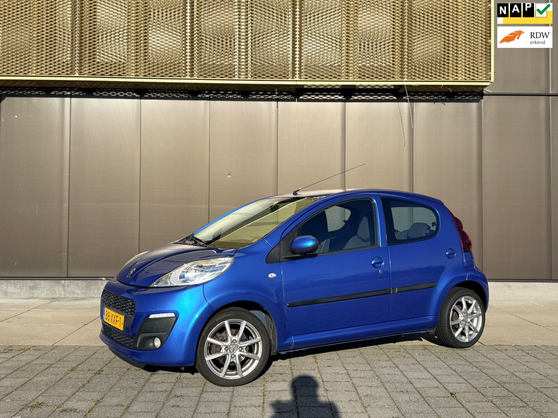 Peugeot 107 1.0 Active | Carplay | Airco | Subwoofer | Toere, Voorwielaandrijving, Euro 5, Stof, Gebruikt