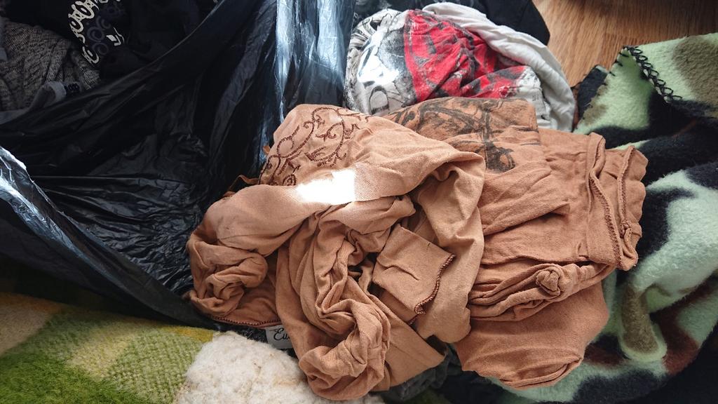Zak met kleding, vooral t shirts met printjes.Gratis ophalen, Ophalen, Gedragen, Korte mouw