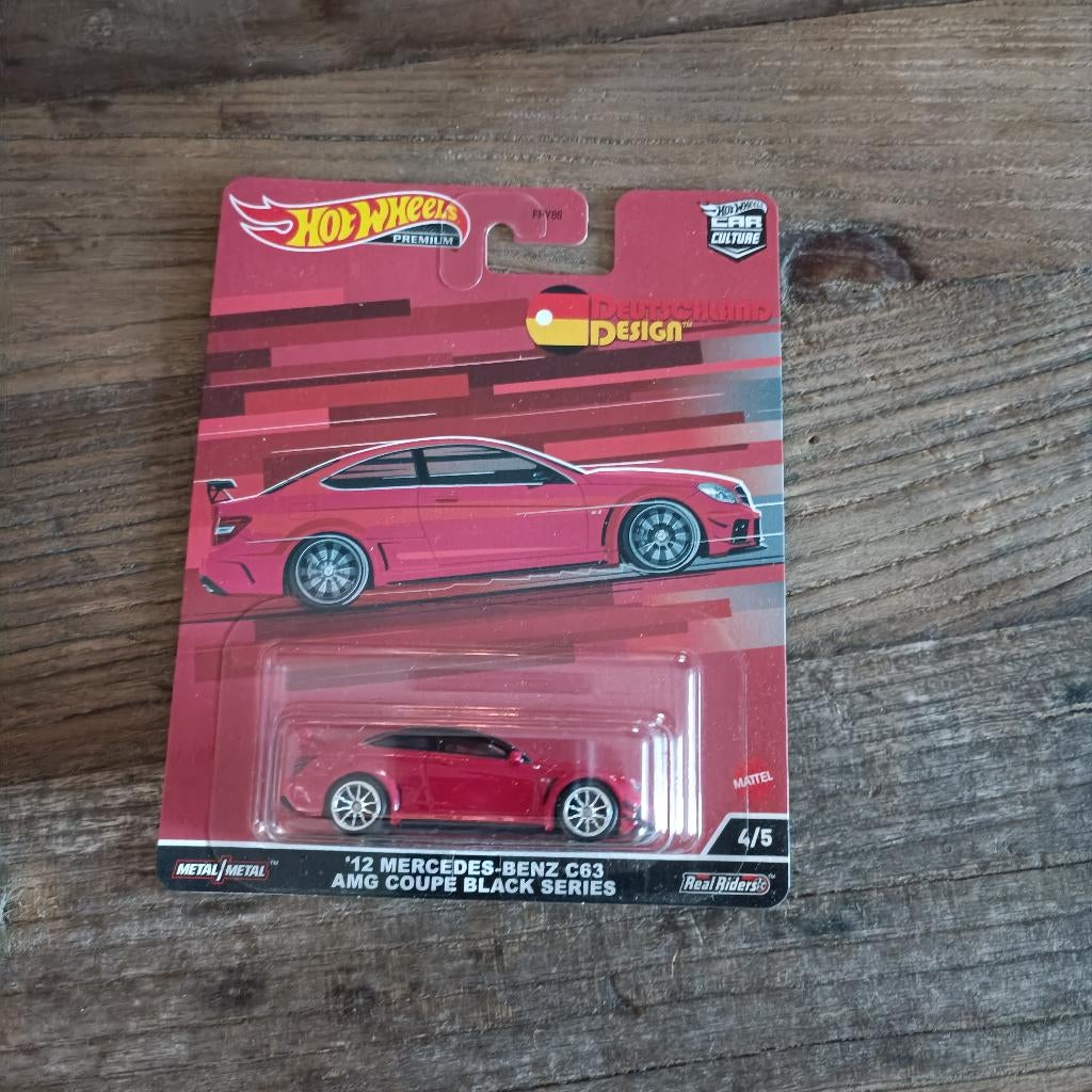 Hot Wheels Mercedes C63 AMG Coupe Deutschland Design rood, Hobby en Vrije tijd, Modelauto's | Overige schalen, Nieuw, Auto, Ophalen of Verzenden