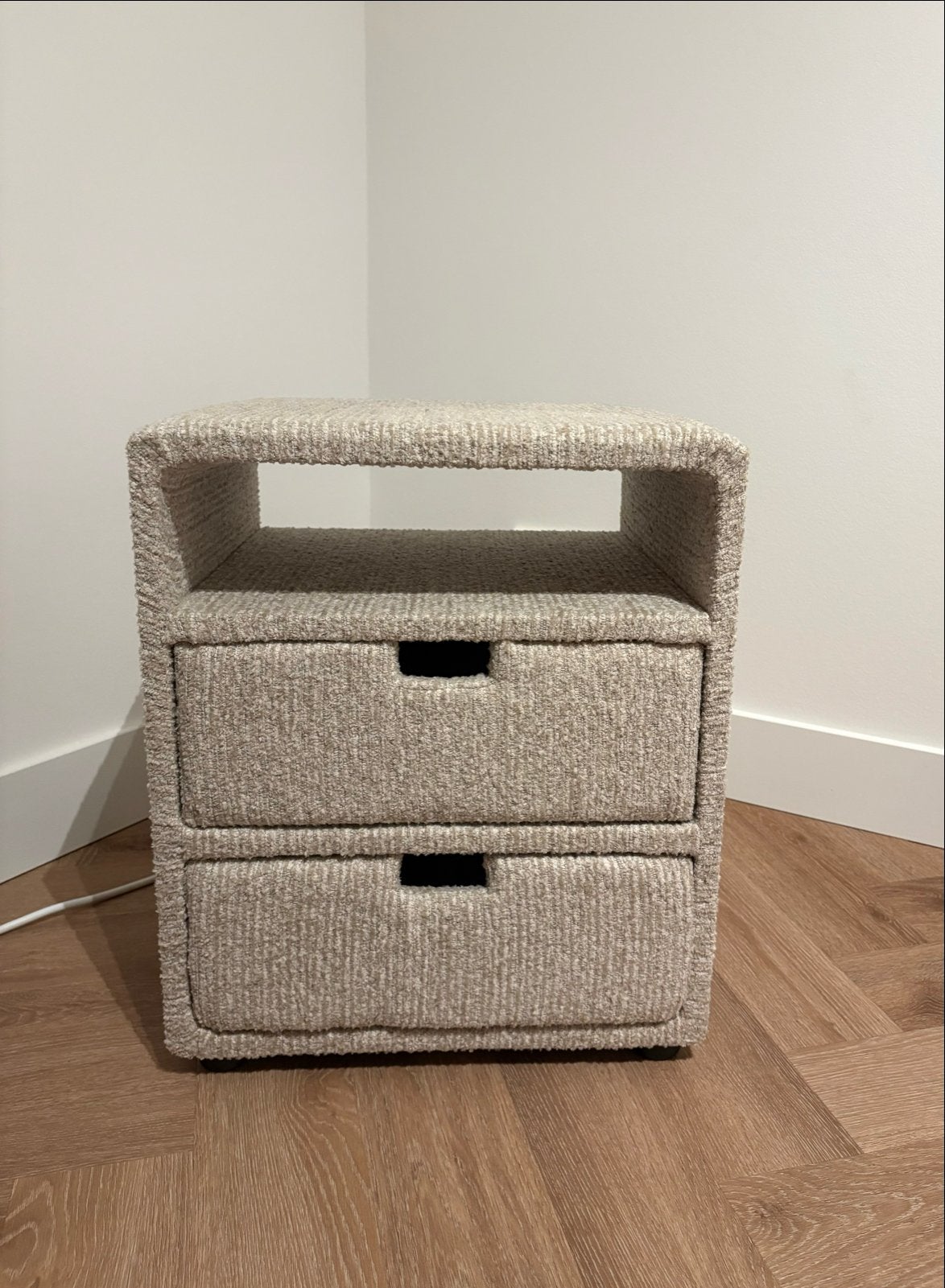 Action Bouclé Nachtkastje met 2 Lades - Crème, Huis en Inrichting, Slaapkamer | Nachtkastjes, Overige materialen, Minder dan 45 cm