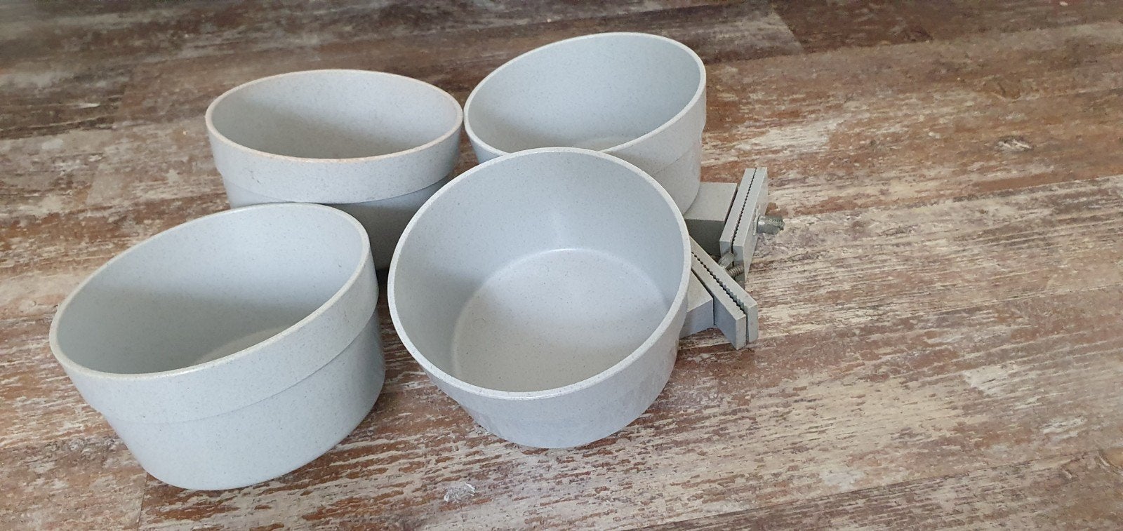 Voer/ water bakjes ideaal voor in de bench of kooi, Dieren en Toebehoren, Ophalen of Verzenden