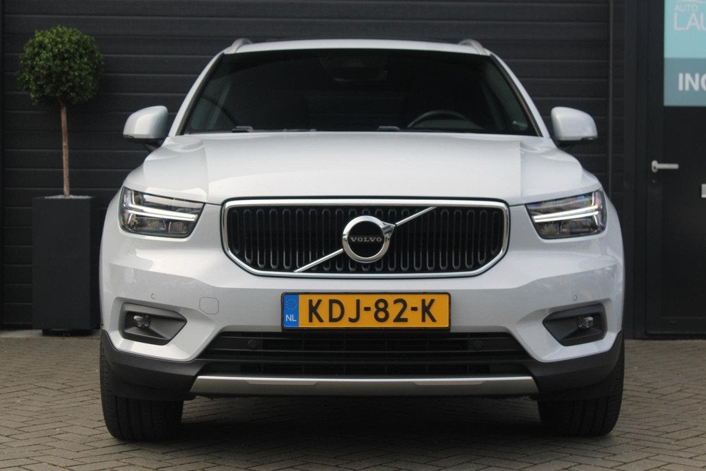 Volvo XC40 1.5 T3 Momentum | Pano | Stoel en stuurverwarming, Auto's, Volvo, 1525 kg, Gebruikt, Euro 6, Leder en Stof