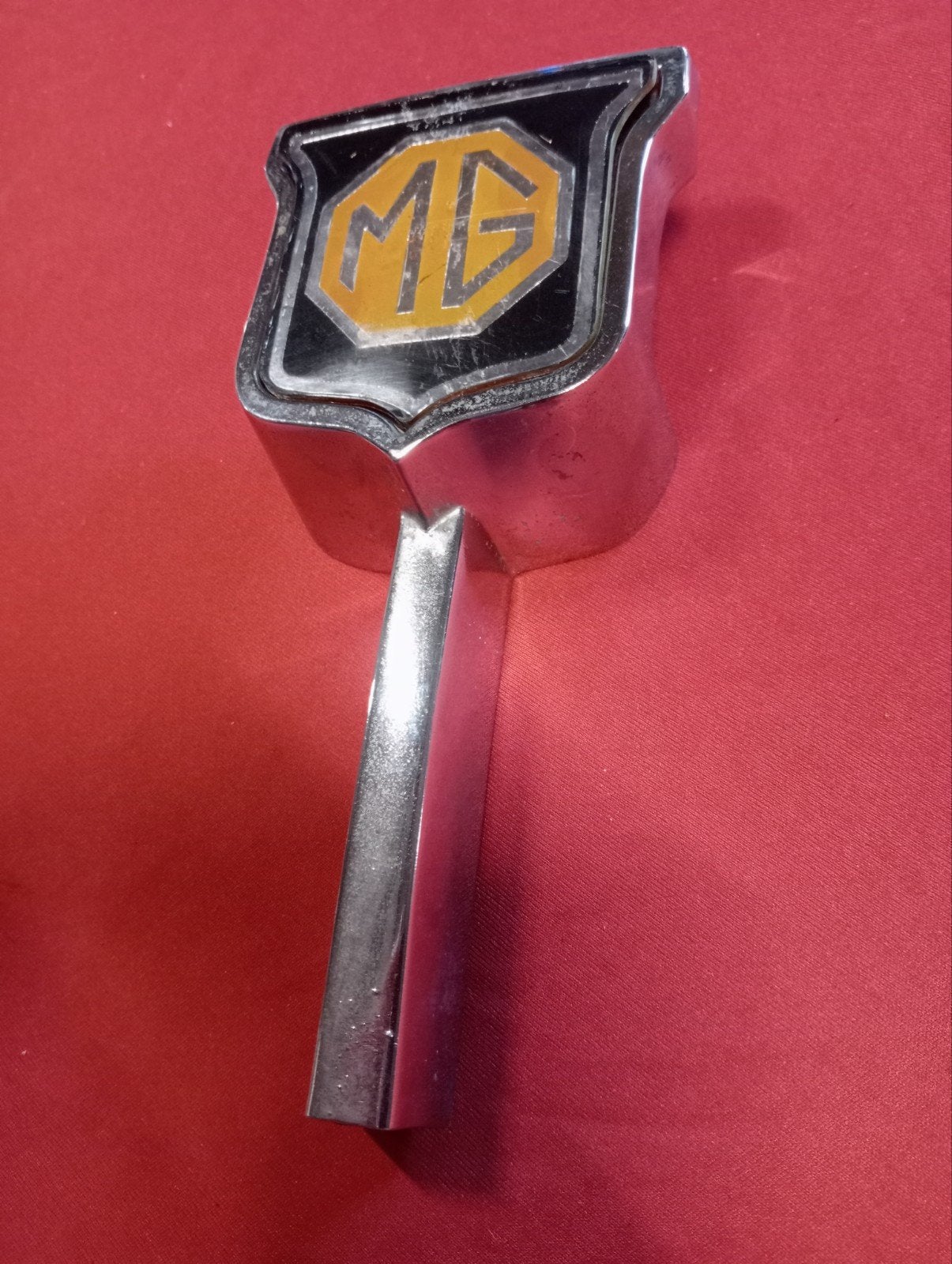 MGB embleem gril met chrome housing ’62-’69, Ophalen of Verzenden, MG, Nb, Nb