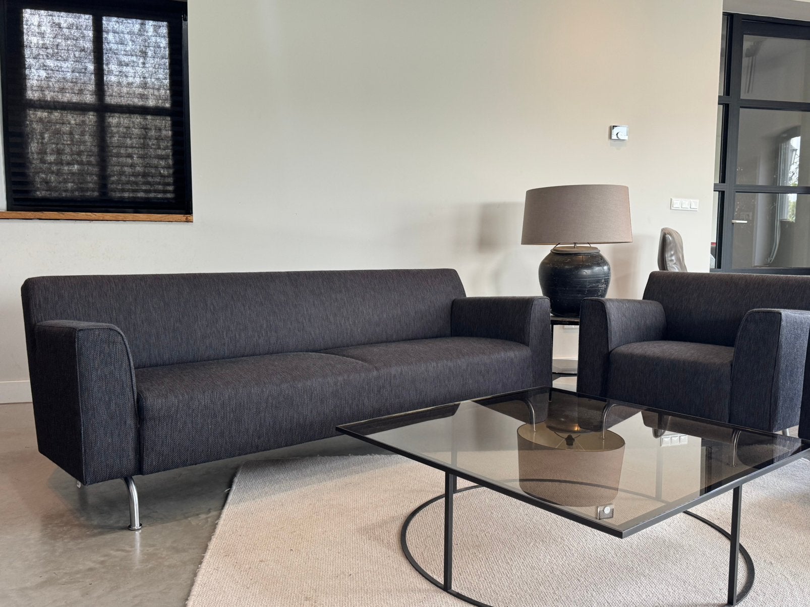 Pode (Leolux) 3-zitsbank + 2 fauteuils antraciet – als nieuw, Huis en Inrichting, Design, Driepersoons, 75 tot 100 cm, Zo goed als nieuw
