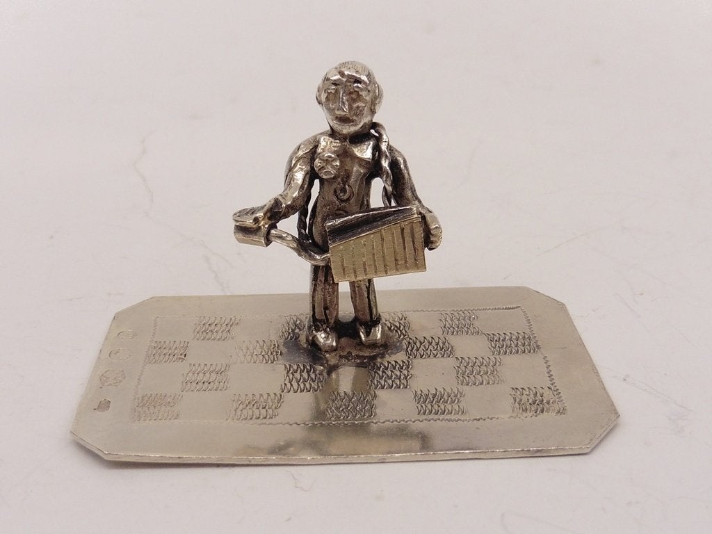 Zilveren miniatuur Man met handorgel                    Z454