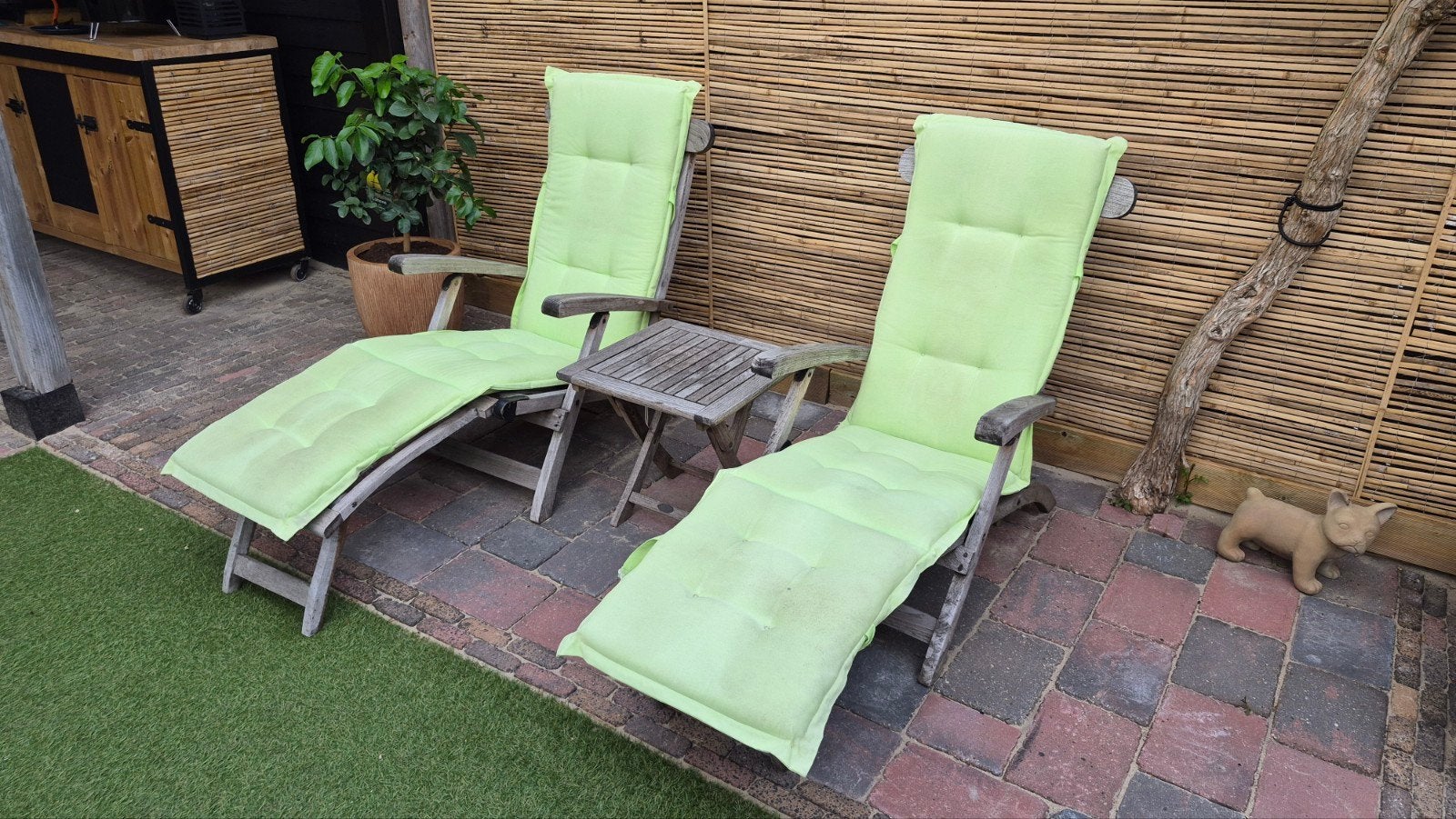 Twee teakhouten ligstoelen met kussens en bijzettafel, Ophalen, Gebruikt, Teakhout, Verstelbaar