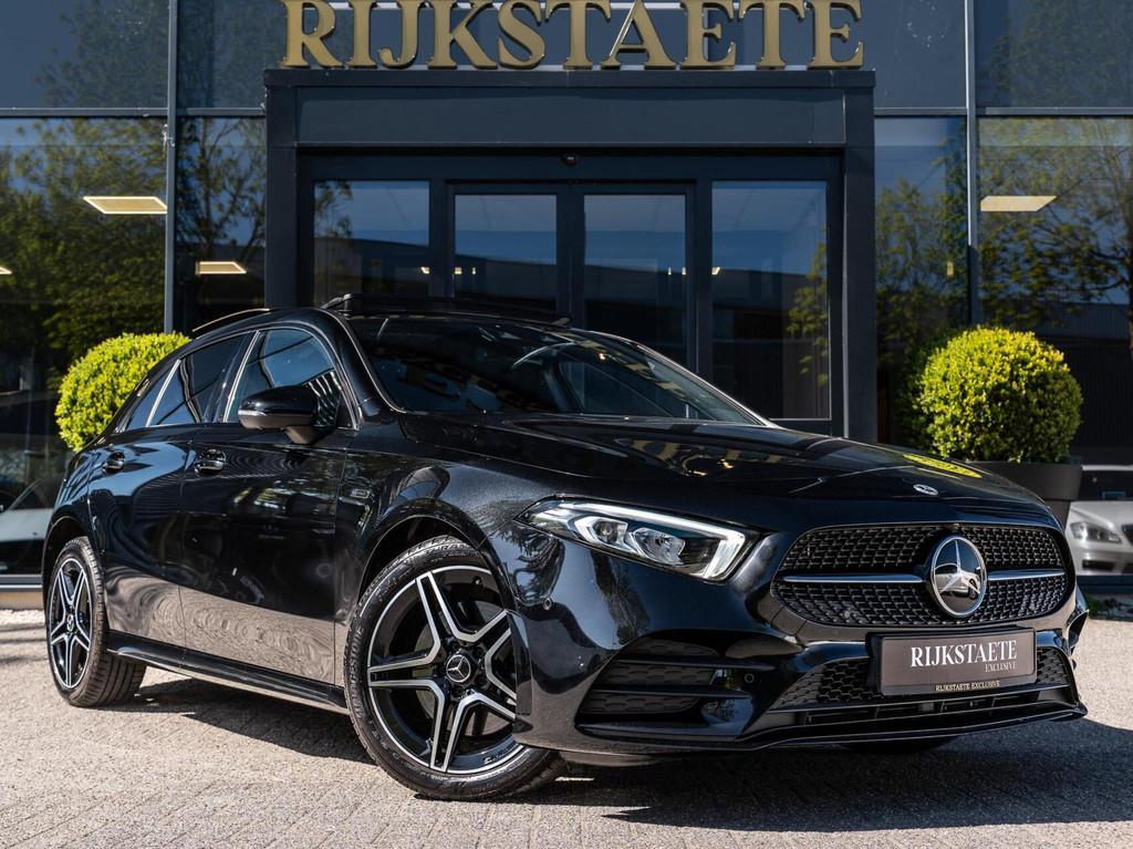 Mercedes A-klasse A250e AMG Line|PANO|SFEER|ACC|360°|18'', Auto's, Mercedes-Benz, Gebruikt, 4 cilinders, Leder en Stof, Zwart