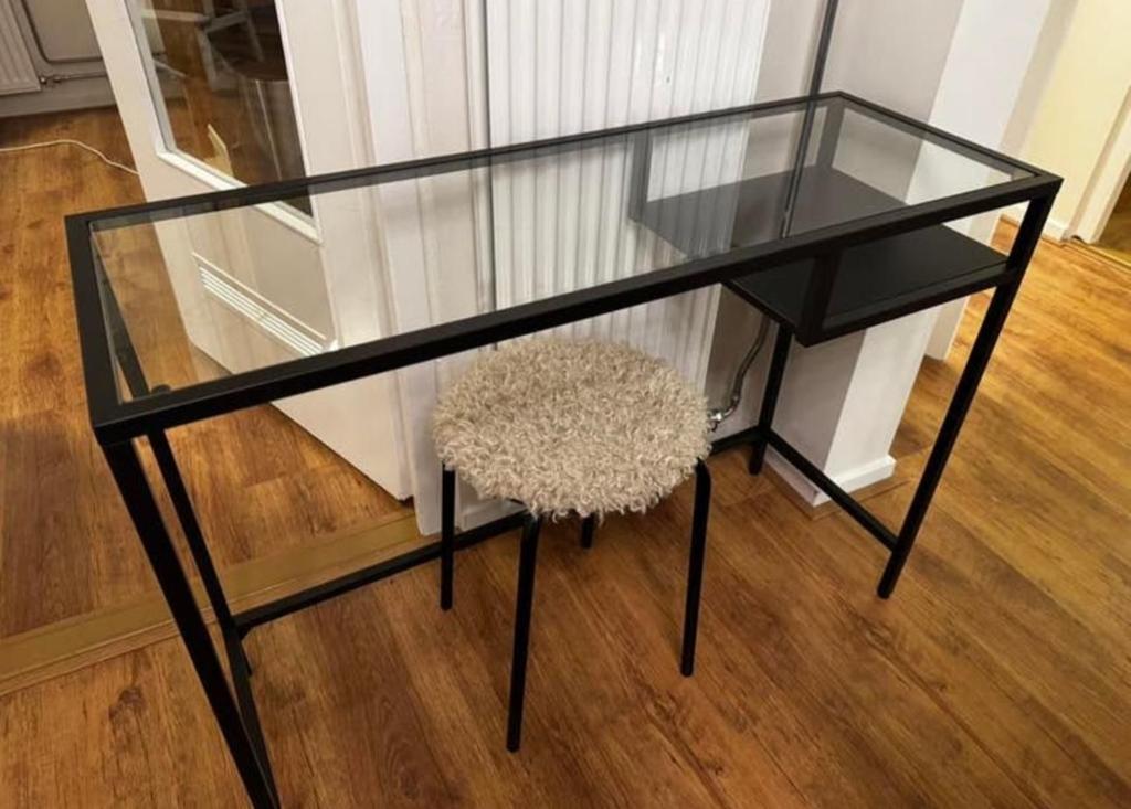 Modern glazen bureau met krukje, Ophalen, Zo goed als nieuw, Modern, Glas