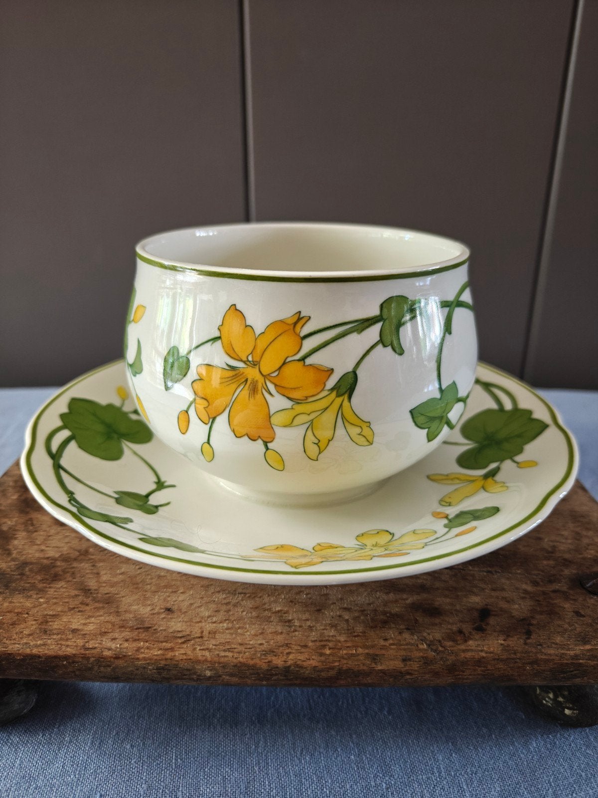 Villeroy en Boch geranium sauskom, Huis en Inrichting, Keuken | Servies, Ophalen of Verzenden, Zo goed als nieuw, Kom(men), Overige stijlen