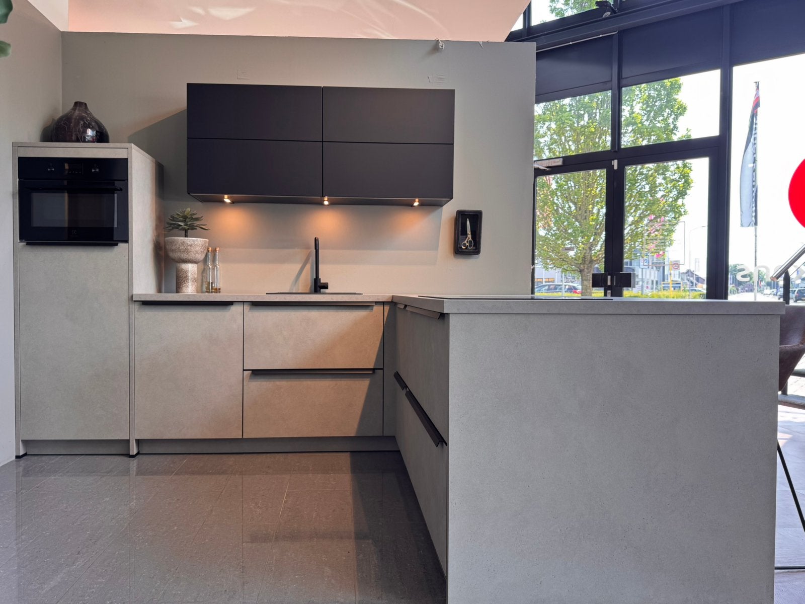 Showroomkeuken Koch | U-keuken | 320x228x100 | compleet, Ophalen, U-keuken, Zo goed als nieuw, Grijs