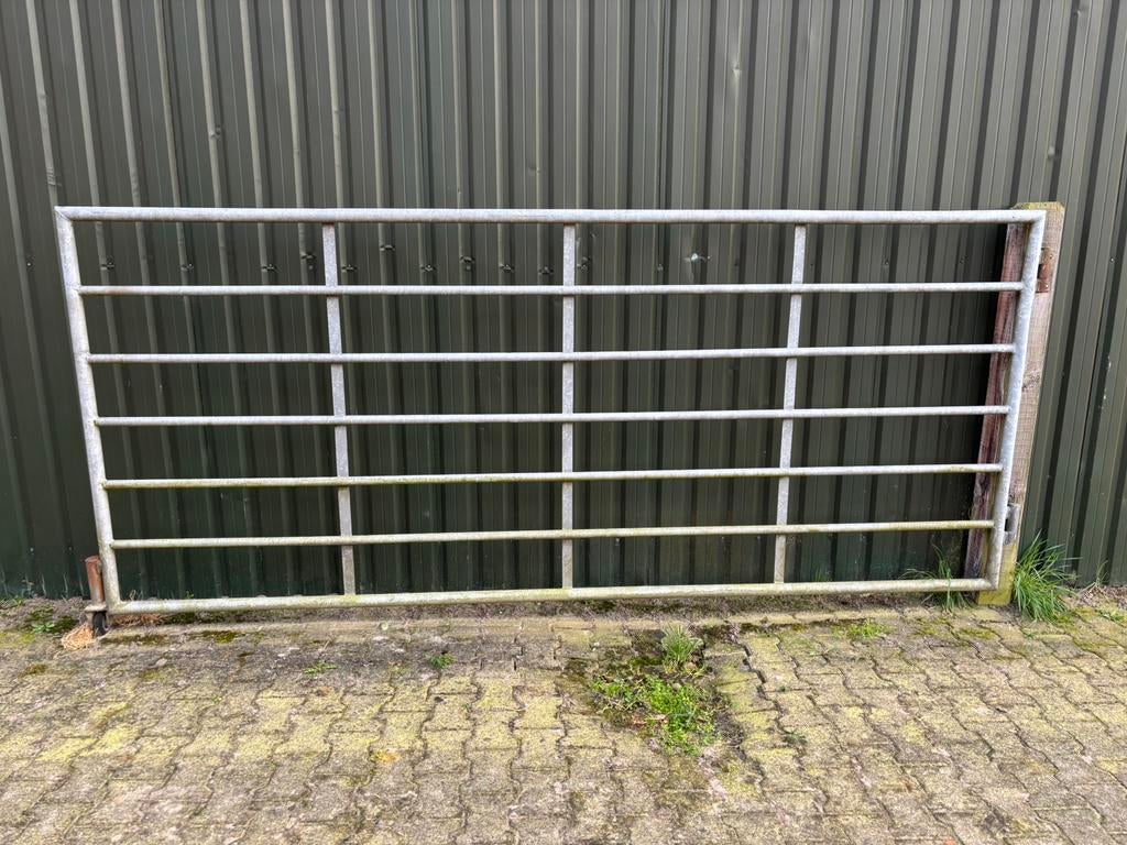Te koop ijzeren land hek goede staat