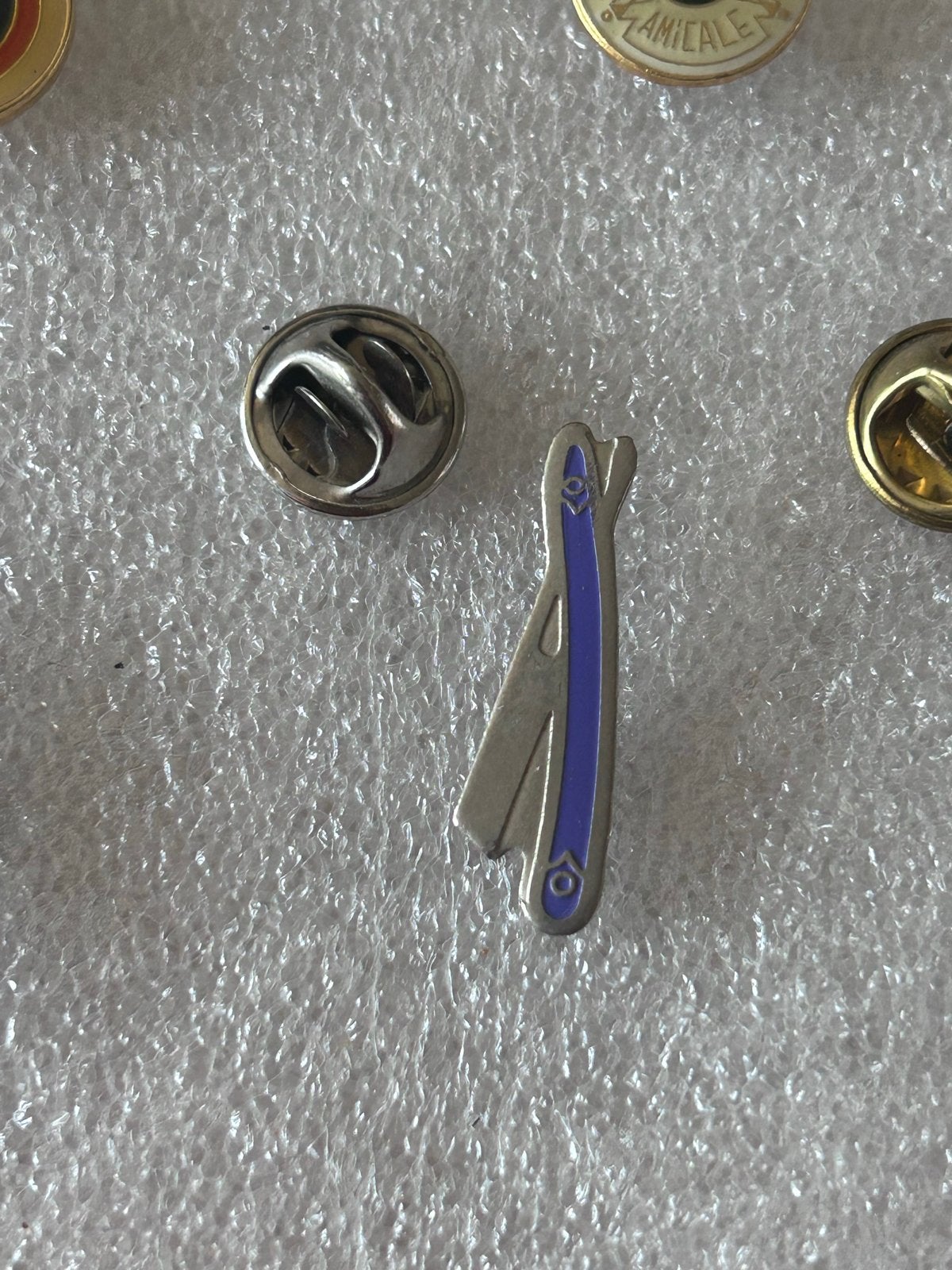 Vintage scheermes pin - uniek verzamelobject, Ophalen of Verzenden, Gebruikt, Overige onderwerpen, Speldje of Pin