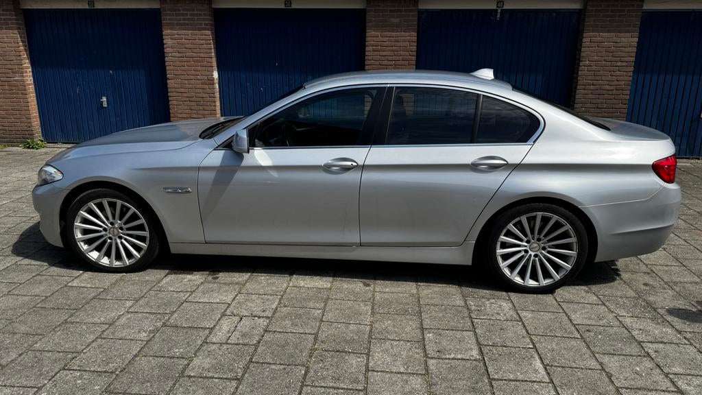BMW 5-Serie 3.0 I 523 AUT 2011 Grijs, Auto's, Achterwielaandrijving, 2000 kg, Bluetooth, 2996 cc