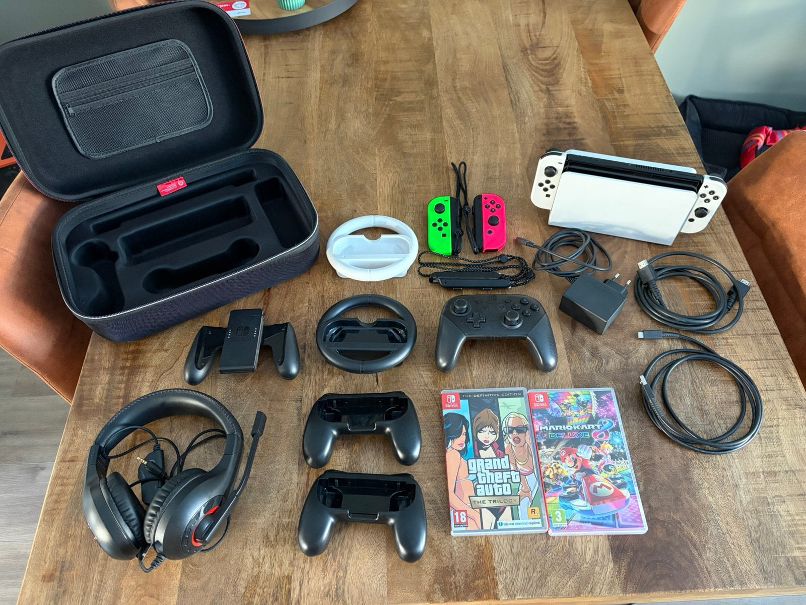 Nintendo Switch OLED wit – zeer complete set + 2 games, Ophalen of Verzenden, Zo goed als nieuw, Met 2 controllers, Switch OLED