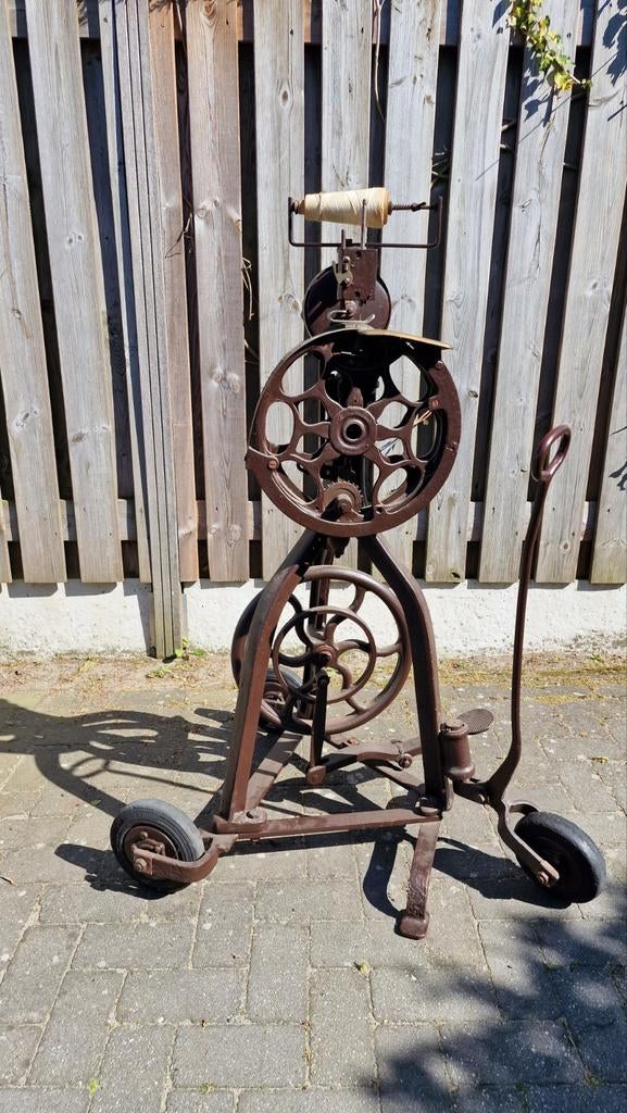 Antieke industriële gietijzeren naaimachine W. Birch, Ophalen
