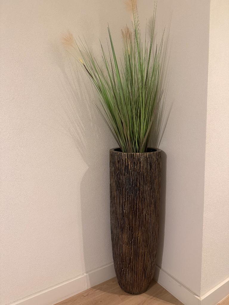 Hoge Pot met kunstplant., Tuin en Terras, Bloempotten, Binnen, Zo goed als nieuw, Overige vormen, Aardewerk