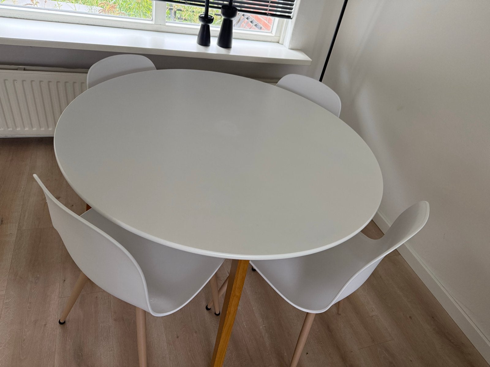 Witte ronde eettafel met 4 stoelen, Huis en Inrichting, Tafels | Eettafels, Ophalen, Gebruikt, 100 tot 150 cm, Rond
