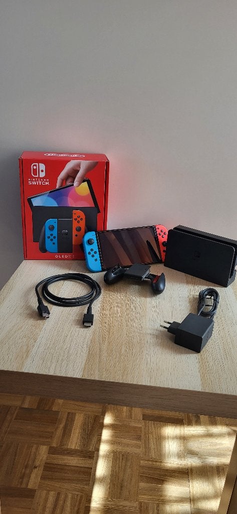 Foto 2 van Nintendo Switch OLED (incl 128GB Micro SD, screenprotector)