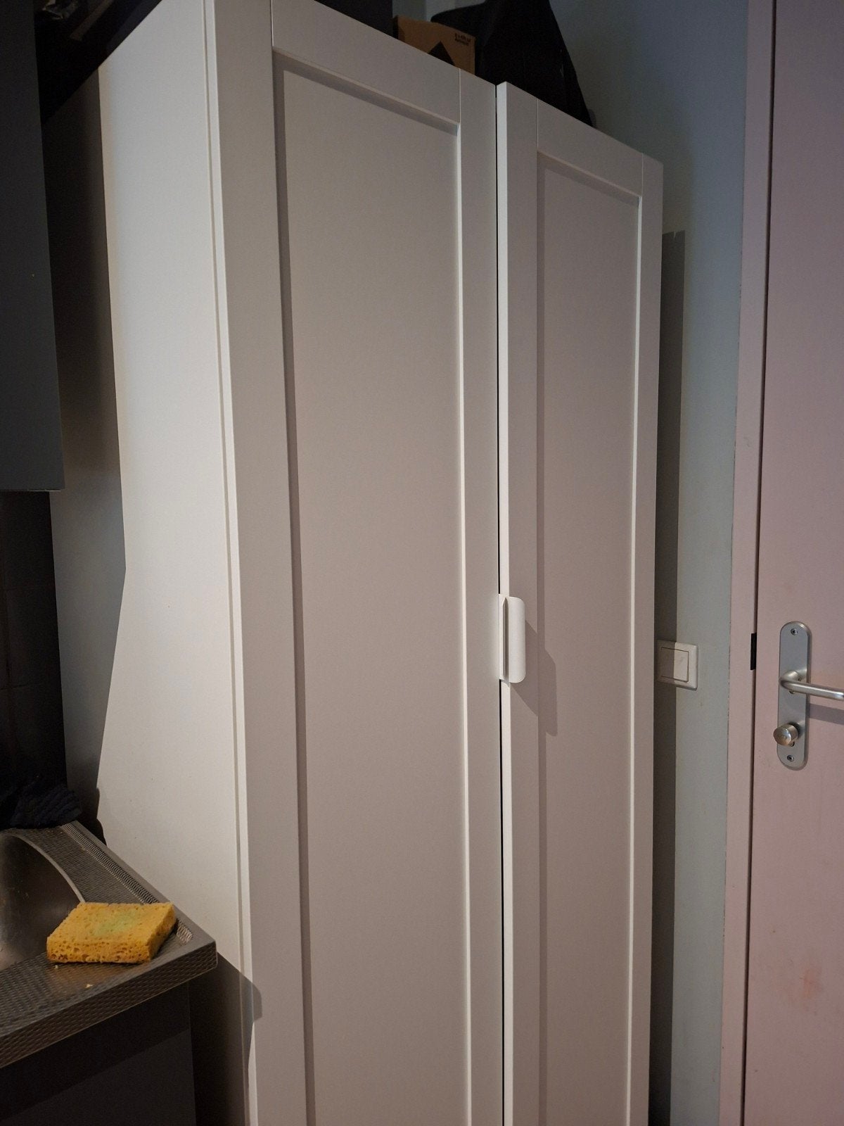 Witte kledingkast met lades en hangruimte. White closet, Met deur(en), Gebruikt, Modern, 150 tot 200 cm