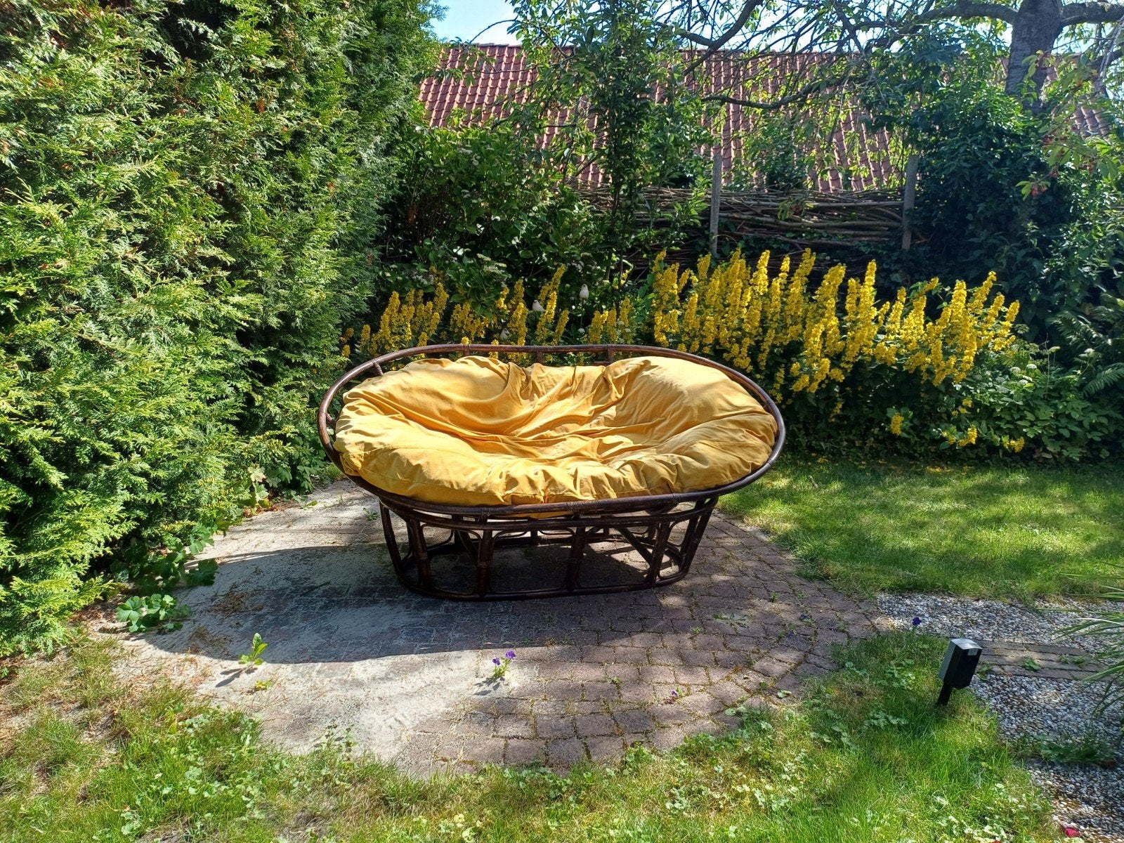 Vintage rotan bankje bruin met oker geel kussen, Ophalen, Gebruikt, Rotan