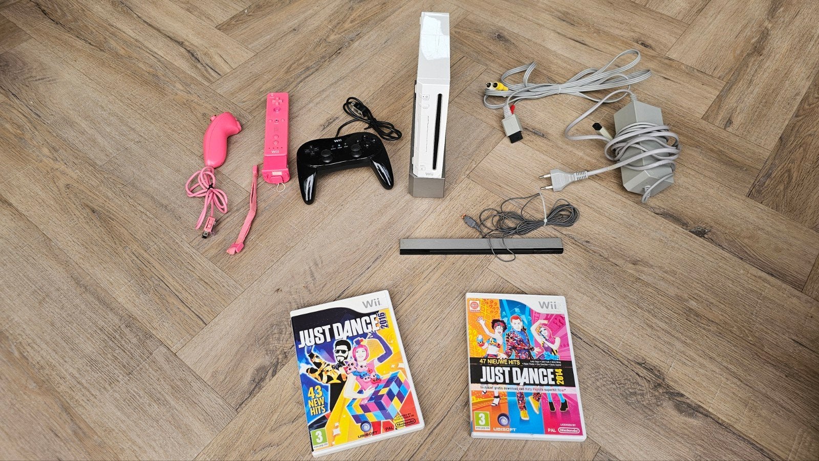 Nintendo Wii met controllers, nunchuck en 2 Just Dance games, Spelcomputers en Games, Ophalen of Verzenden, Gebruikt, Met 2 controllers
