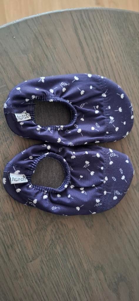 Slipstop Grain Navy marineblauw met witte bloemen xs (21-23), Schoentjes, Jongetje of Meisje, Ophalen of Verzenden, Zo goed als nieuw