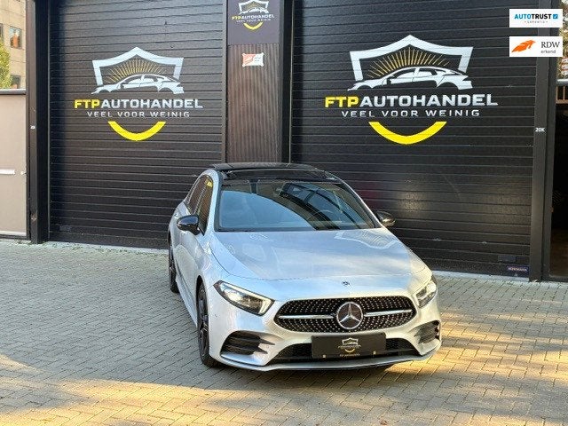 Mercedes-Benz A-klasse 180 AMG PANO, Auto's, Dealer onderhouden, 136 pk, Gebruikt, Zwart